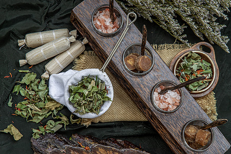 泰国草药植物和健康饮料概念玻璃树叶红花杯子香味叶子食物草本植物藏红花乡村图片