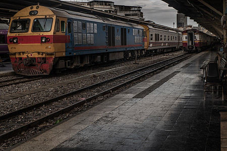 火车停在火车站的平台上等待乘客 泰国的主要火车站位于曼谷市中心旅游过境旅行机车交通车站地标建筑学运输铁路图片