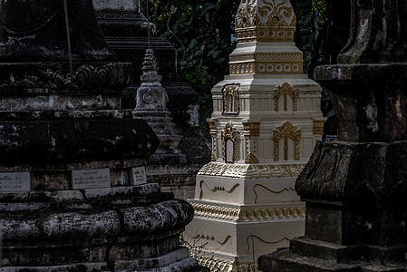 塔 称为 chedi 包含泰国人家庭成员的骨灰 在佛教寺庙中 佛教骨灰艺术历史性佛塔宗教菩提佛教徒信仰建筑学胸部骨头图片