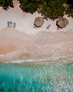 海滩库拉索岛 白色热带海滩与绿松石水海洋浮潜椅子旅游码头旅行海岸潜水蓝色晴天帐篷图片