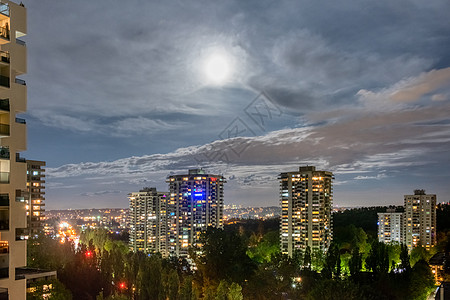 夜幕笼罩着满月的云彩房子亮度轻轨邻里不动产住宅财产建筑物住房城市图片