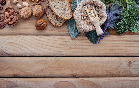 健康食品选择的成分 健康食品的概念建立在破旧的木制背景上烹饪混合糖类节食营养脂肪饮食燕麦面包纤维图片