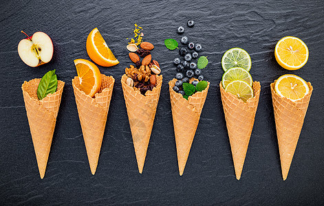 在黑石背景上设置的各种冰淇淋口味成分 包括蓝莓 酸橙 开心果 杏仁 橙子 巧克力 香草和咖啡 夏季和甜蜜的菜单概念营养浆果奇异果图片