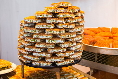 传统的土耳其甜点 kadayif 在糖浆中烘烤的切碎面团和碎坚果小吃脚凳美食糖果食谱开心果甜食烹饪糕点食物背景图片