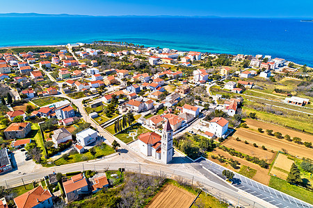 Zadar附近Privlaka村旅游目的地教堂和海滨空中观察图片