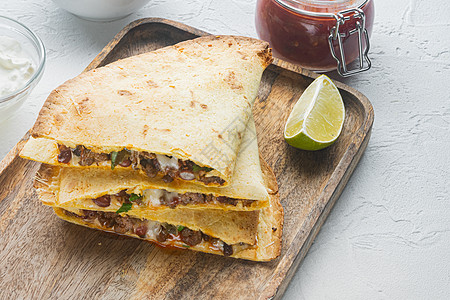 墨西哥玉米芝士和西红鸡番茄玉米奶酪 白色背景图片