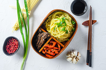 本托自制的午餐 烤牛肉和面条 配有最上观白桌图片