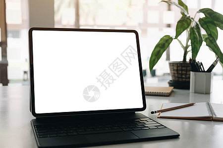 在咖啡馆或工作背景中用键盘模拟空白屏幕的计算机桌面 Name图片