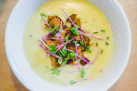 健康新鲜的自制花椰菜汤 配有叉子和萝卜芽苗 用在白陶瓷碗里生物面包生活方式食物盘子营养乡村烹饪图片