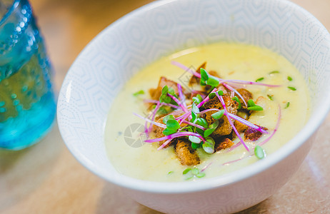 健康新鲜的自制花椰菜汤 配有叉子和萝卜芽苗 用在白陶瓷碗里生物面包生活方式盘子烹饪食物乡村营养图片