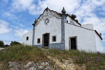 葡萄牙典型的白色国家住房 白种别墅房子石头天空绿色植物场地松树风景墙壁花园花朵图片