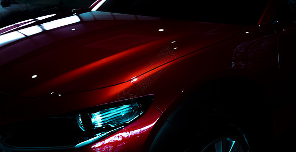 在陈列室里有选择地关注闪亮的红色豪华 SUV 车 具有运动设计的优雅电动车 车停在陈列室 汽车代理商 电动车发展理念 未来交通图片