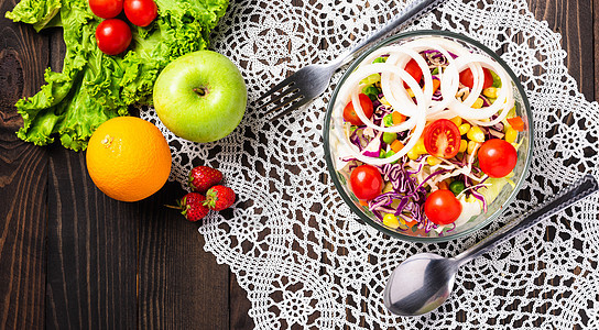 新鲜沙拉碗 菜盘中的蔬菜木头食物小吃运动胸部健康饮食养分烹饪营养图片