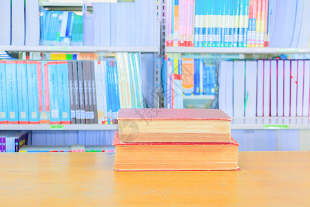 旧书红绿 堆是木桌上的内部图书馆学校和模糊的书架背景 具有复制空间的教育学习概念添加文本架子操作房间全书历史管理员图书哲学文学脊图片