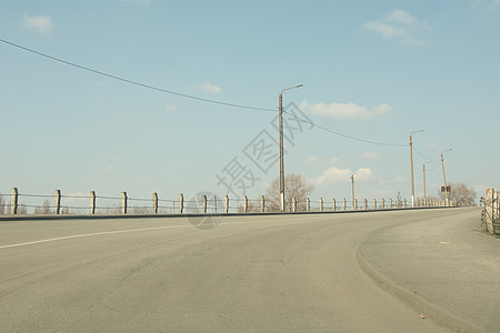 公路被抬高 桥对面有铺路图片