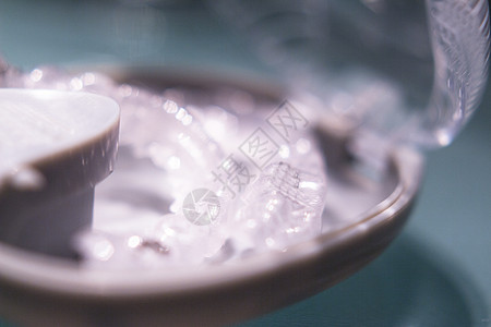 清晰的假牙以对齐牙齿塑料支撑牙医保留者假肢医生牙科仪器技术固定器图片