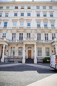 门外有柱子的英国公寓前侧一幢英式公寓图片