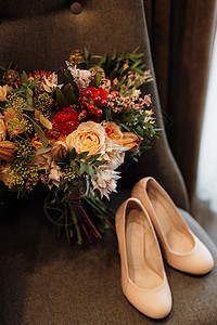 红秋花朵 红秋色的新娘花束 干鲜花花朵环境装饰庆典餐饮婚礼白色派对餐厅桌子图片