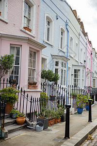 一排多姿多彩的英式房屋 配有扶手和植物英语建筑街道两极人行道旅行天空城市楼梯建筑学图片