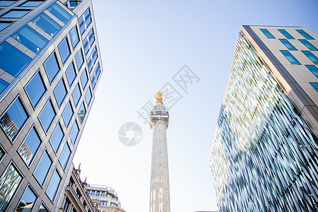 伦敦大火纪念碑 两座现代建筑之间的两个现代建筑低角度太阳街道天空采光金子阳光办公室窗户旅行图片
