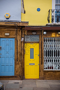 英国建筑木形建筑物上的黄色和蓝色门图片