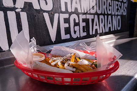 塑料篮子上带字的薯条和洋葱刻字刀具食物单词餐厅油炸纹理素食餐香料美食图片