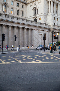 英国街上有行人走在大古典建筑外面的街道上图片