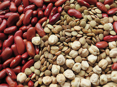 特写 扁豆和鹰嘴豆背景宏观食物节食饮食豆子种子蔬菜谷物白色红色图片