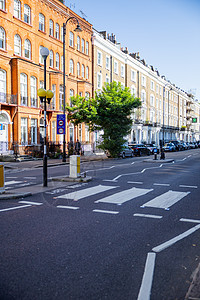 英国宁静街道内一栋公寓楼的图片