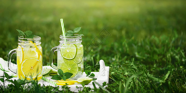 夏季草坪上的梅森罐子里放着薄荷 柠檬和酸橙的冷爽自制柠檬水 复制空间水果生活方式果汁饮料排毒叶子玻璃草地食物照片图片