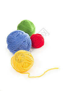 白色背景上的蓝色红色和黄色羊毛线球钩针艺术缝纫棉布手工线索编织细绳爱好纤维图片