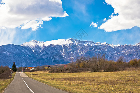 利卡路地貌和维勒比特山雪峰风景图片