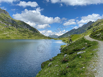 奥地利施蒂里安陶恩岛吉格拉谢湖岸边的足迹牧场天空风景小路肺炎高山旅游远足踪迹岩石图片