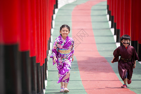 两个和服里的小孩 走进圣殿红门 在日本花园里裙子女性戏服旅游文化传统寺庙宗教地标女士图片