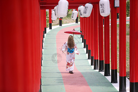 穿着和服的女人拿着伞走进来 在圣殿红门 在日本花园寺庙神社传统女士旅行文化女孩神道小路裙子图片