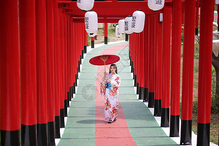 穿着和服的女人拿着伞走进来 在圣殿红门 在日本花园寺庙地标艺妓裙子女性女孩女士神社宗教旅行图片