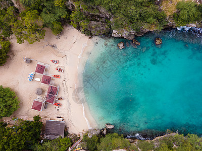 美丽的热带海湾 带白沙和蓝海旅行天堂天空岩石海洋蓝色假期钓鱼海岸风景图片