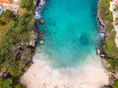 美丽的热带海湾 带白沙和蓝海假期天空风景旅行冒险天堂巡航蓝色太阳岩石图片