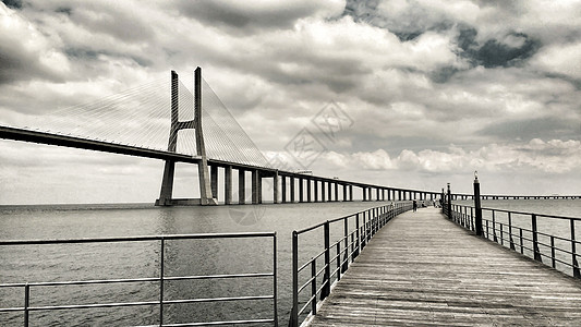 桥位于里斯本蓝天下城市海洋建造天空建筑学吸引力旅游跑道全景戏剧图片