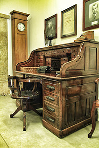 办公室的老旧和美丽的木质办公桌图片
