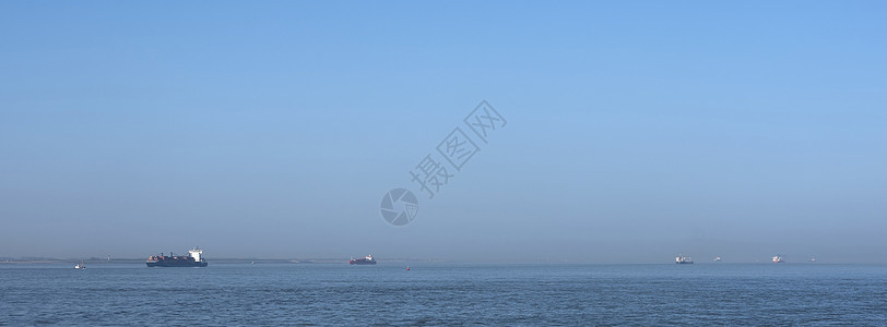 阳光明媚的一天 在的许多船舶上 靠近Holland的Vlissingen图片