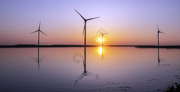 水中反射的风力涡轮机和彩色日出发电机技术农场涡轮日落活力公园场地蓝色环境图片
