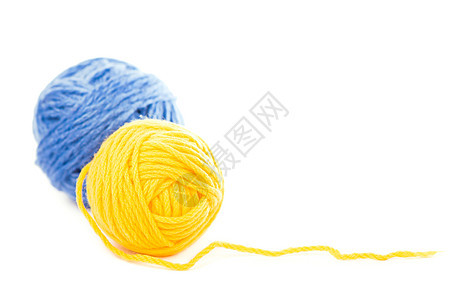 白色背景上的蓝色和黄色毛线球棉布钩针材料圆圈纺织品织物艺术纤维衣服阴影图片