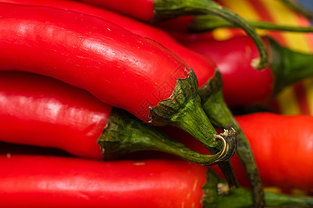 炽热的辣椒起来 红辣椒的背景寒冷植物燃烧蔬菜胡椒食物厨房调味品烹饪绿色图片