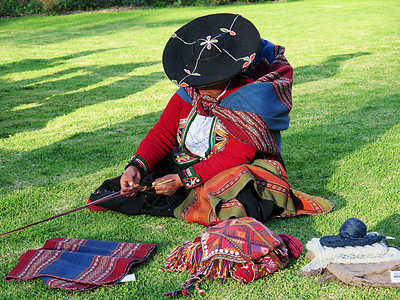 身穿正经裙子的秘鲁女士近距离亲近羊驼工艺产品染料旅行工艺品纺织品纤维传统旋转图片