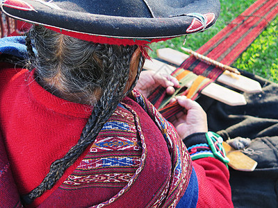 身穿正经裙子的秘鲁女士近距离亲近手指手工骆驼工作染料旅行羊毛编织纺织品产品图片