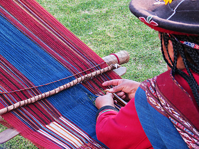 身穿正经裙子的秘鲁女士近距离亲近编织染料旋转细绳羊毛纺织品旅行传统羊驼工艺图片