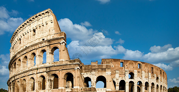 罗马 意大利 巨石外表的拱门古代 有蓝天背景和云彩建筑学论坛体育场体育馆旅行剧院天空景观纪念碑蓝色图片
