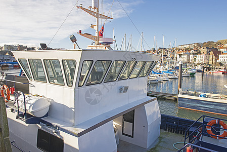 拥有游艇码头的海滨城镇社区渔业海洋旅行家园建筑学爬坡沿海游船运输图片