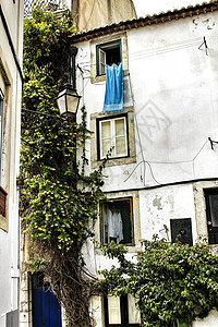 典型里斯本房屋的旧面罩上挂着吊衣路灯胡同衣绳房子阳台窗户首都街道公寓旅游图片